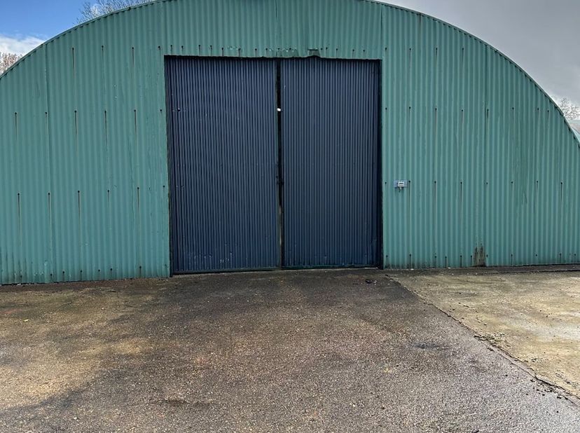 Deze opslagruimte heeft een oppervlakte van 125 m², op het industrieterrein van Torhout.<br />
Afmetingen 14 m op 9 m.<br />
Deze loods/atelier heeft