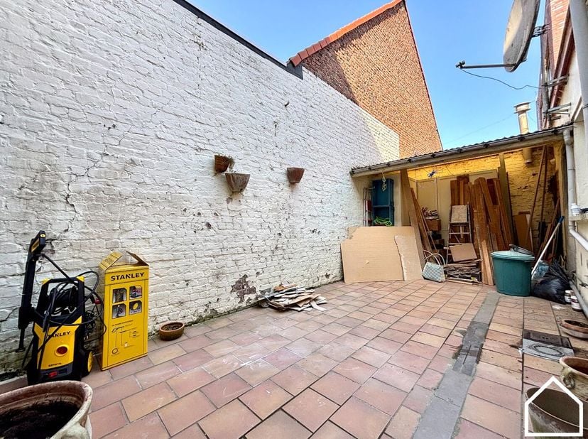 Ruime stadswoning met 3 tot 5 slaapkamers en koer<br />
<br />
Bekijk zeker ook eens de vastgoedvideo via https://bit.ly/459aQfh<br />
<br />
Er is mo