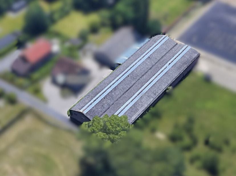 Surface: 1 390 m², réservée au stockage.<br />
L'électricité de base est disponible.<br />
Grâce à la lucarne existante, l'entrepôt bénéficie de beauc