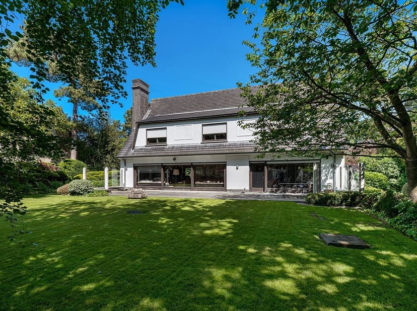 Située dans un environnement résidentiel particulièrement recherché, à distance de marche de la Boslaan, cette villa individuelle se trouve sur un mag