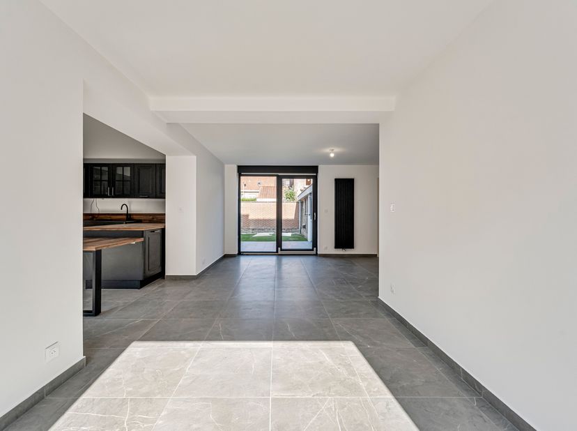 Volledig gerenoveerde woning te koop in Menen!<br />
Bij binnenkomst betreed je de woning via de ruime inkomhal.<br />
Verder vind je de grote open le