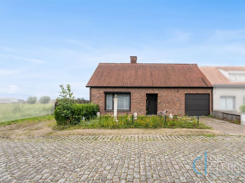 Deze woning is gelegen in het landelijkste gebied van Lochristi met een wijds zicht op de velden en het groen. Op slechts 10 minuten rijden staat u in