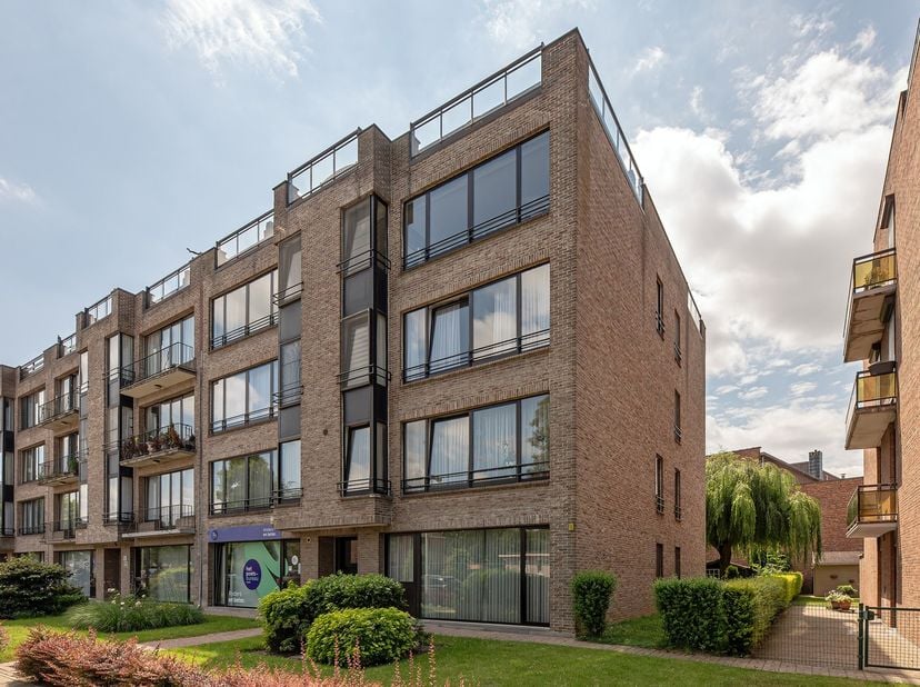 Op een aangename locatie aan de Rederijkerslei 11 in Lier bevindt zich dit ruime appartement met een bewoonbare oppervlakte van circa 100 m². Dankzij
