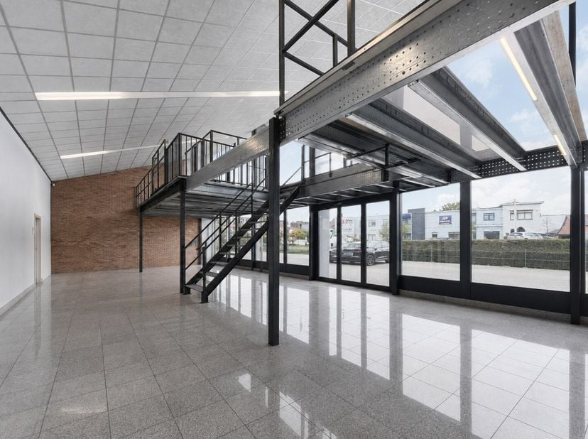 Interesse in dit uniek commercieel pand voor jouw activiteiten? Ontdek meer via www.domovastgoed.be<br />
Ontdek dit goed gelegen commercieel gebouw v