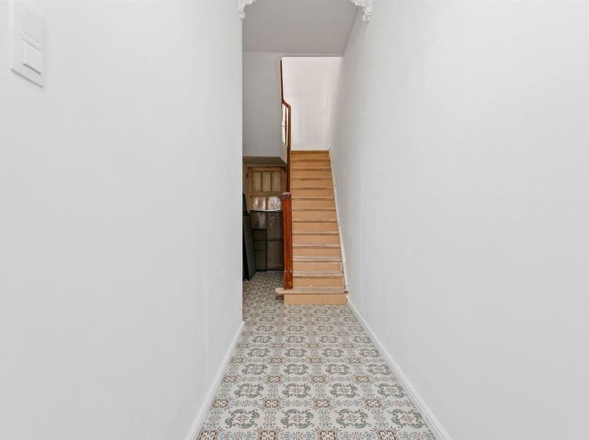 Welkom in deze recent gerenoveerde woning waar authenticiteit en hedendaags comfort mooi samenkomen. Via de inkomhal met authentieke elementen betreed