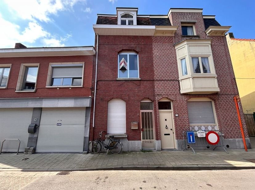 Stadswoning met 3 slaapkamers<br />
Ligging:<br />
De woning is gelegen op een centrale en vlot bereikbare locatie in Turnhout. Dankzij de nabijheid v