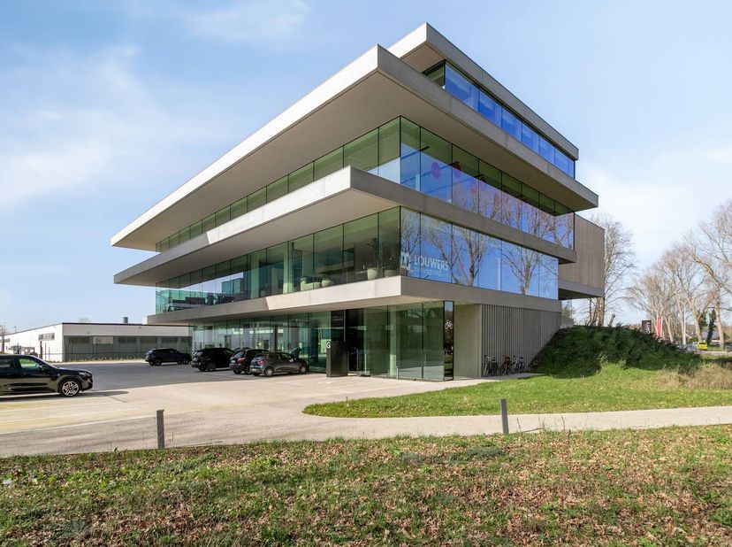 Bedrijfsvastgoed te huur
                    in 8020 Oostkamp