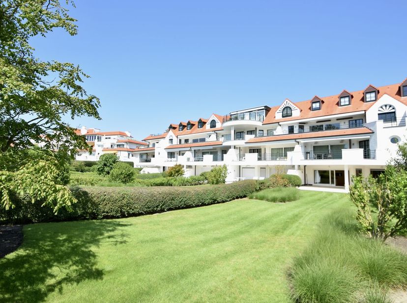 Appartement te koop in Bronlaan 117,
                    8300 Het Zoute
