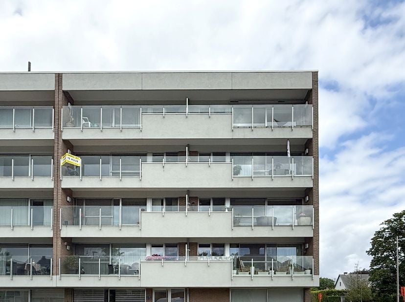 Dit appartement is gelegen op de derde verdieping en makkelijk te bereiken met de lift. <br />
<br />
Indeling: inkomhal met ingebouwde vestiaire, apa