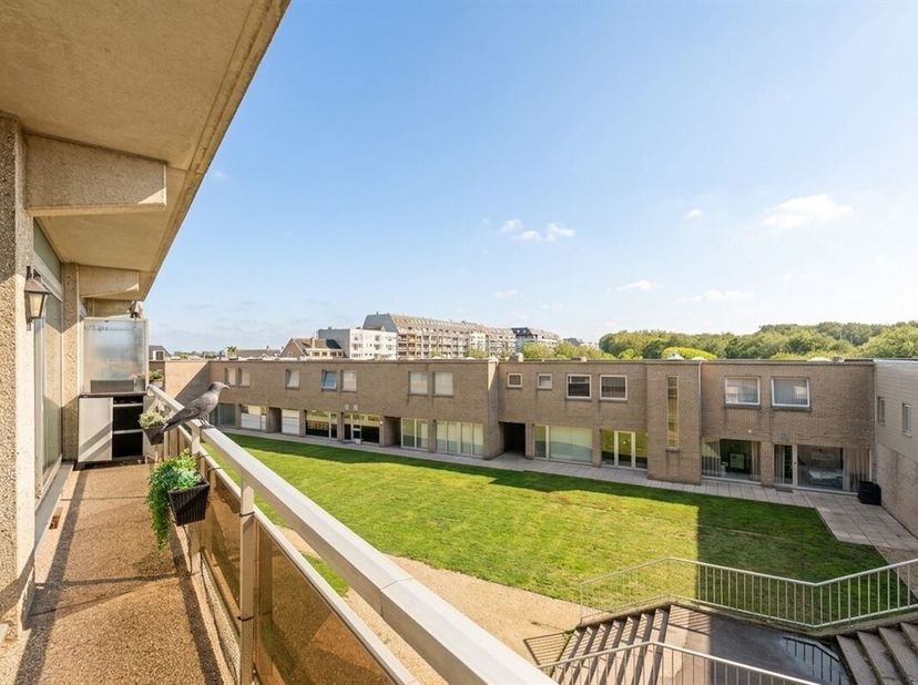 VLAKBIJ ZEE! Erg zonnig appartement, gelegen op de tweede verdieping van de verzorgde residentie Astrid, pal in het bruisende toeristische hart van Br