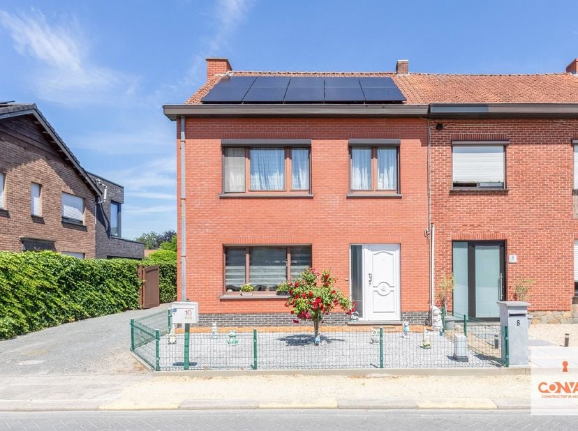 Deze instapklare woning met drie slaapkamers is gelegen op een vlot bereikbare locatie te Lovendegem.<br />
<br />
Via de inkomhal kom je binnen in de