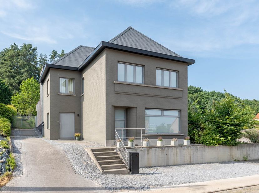 Deze schitterende villa ligt in Langdorp, op de flank van de Bosberg, op 3 km van Aarschot.<br />
<br />
Het pand werd even geleden volledig gerenovee
