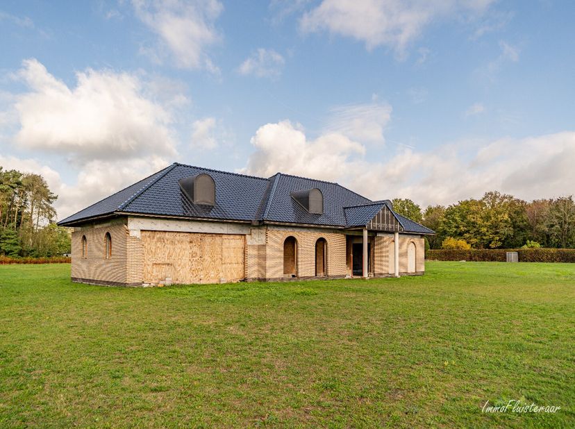 Cette magnifique villa en gros uvre à Stekene est située sur un domaine de 14 000 m², dans un environnement calme et boisé, proche de toutes les route