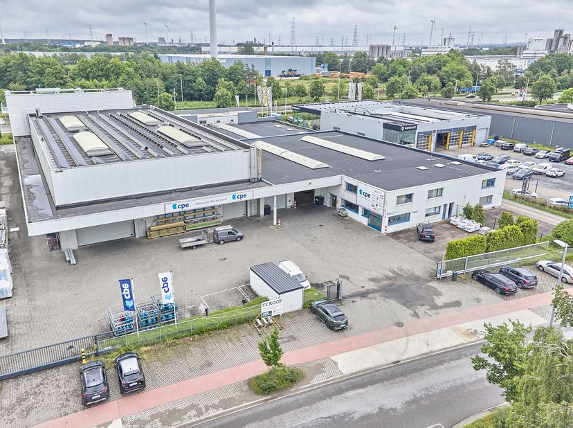 In de Vaartstraat in Genk staat dit bedrijfsgebouw te koop. De ligging aan de Westerring geeft het pand een uitstekende zichtbaarheid. Het gebouw is g