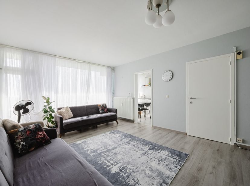 LIGGING<br />
Ontdek dit twee slaapkamer appartement met terras, gelegen in Gent. Dit appartement biedt een ideale combinatie van comfort en bereikbaa