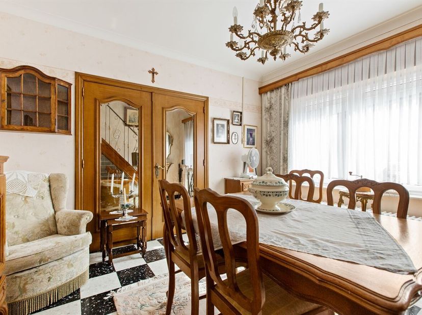 Vrijstaande woning met 3 slaapkamers en westgerichte tuin in Jeuk<br />
Op een perceel van 490 m² bevindt zich deze verzorgde vrijstaande woning met e