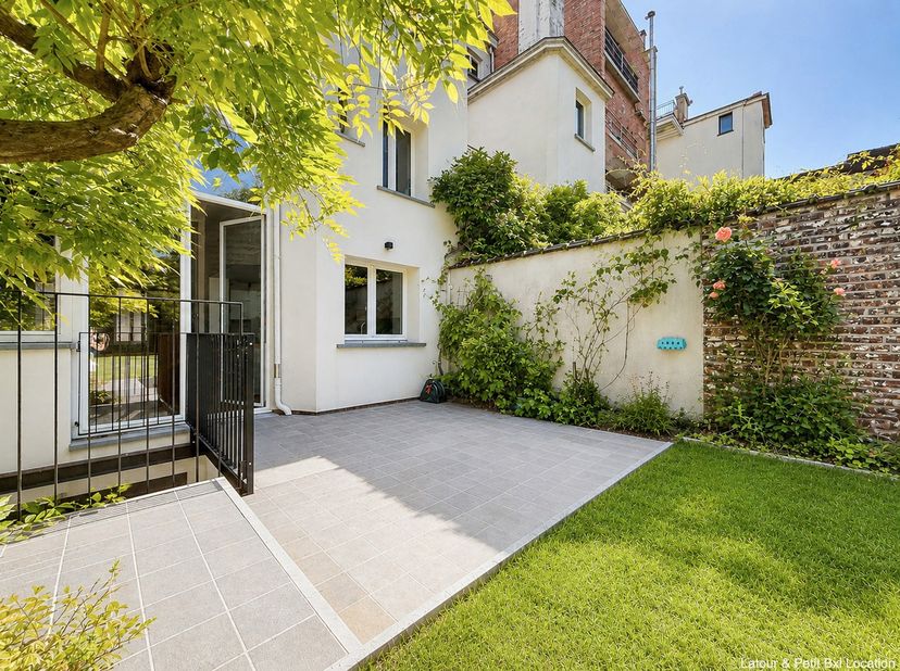 SAINT-GILLES, à deux pas de la place Stéphanie, des commerces et des transports, magnifique APPARTEMENT souplex (3ch/2sdb) de première occupation de ±