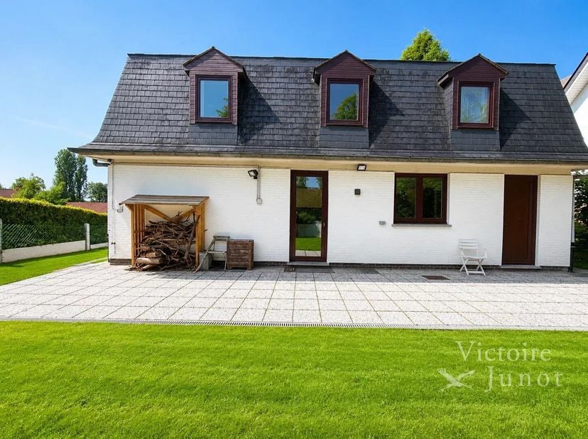 Voorgesteld door Debora Peruch Tel : 0476/71.28.17 ou debora.peruch@victoire.be<br />
Victoire Junot biedt u dit prachtige huis met 4 zijden aan, idea