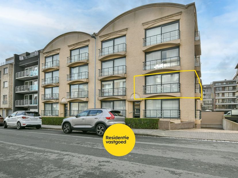 In het hart van Wenduine, op amper enkele stappen van de zeedijk en het gezellige winkelcentrum, bevindt zich dit recent en eigentijds appartement met