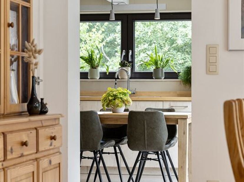 RICHTPRIJS € 525.000,00. Instapklare, gerenoveerde woning.Bij het betreden van de woning komt u binnen via een inkomhal met wachtruimte. Op het gelijk