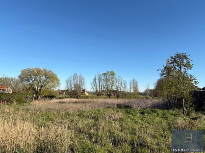 Op dit perceel bouwgrond, zonder bouwverplichting én vrij van aannemer, kunt uw eigen droomwoning laten ontwerpen.<br />
De ligging in “Woongebied met