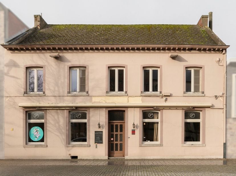 Deze handelswoning is gelegen midden in het centrum van Peer, een toplocatie met een constante passage van voetgangers en fietsers. Dankzij de vele pa