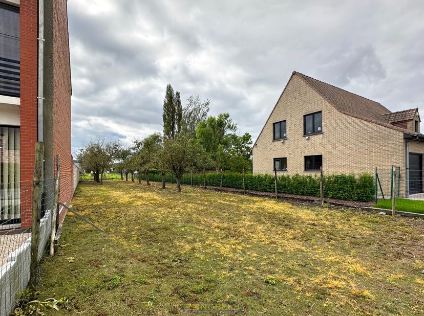 Emplacement central pour un lotissement de maisons jumelées à Audenarde (Leupegem). Vous bénéficiez d'une LOCATION RANGEABLE avec des magasins, des éc