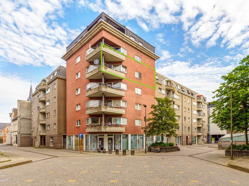 Dit aangename appartement, gelegen in het centrum van Mechelen, bevindt zich op de vierde verdieping en verwelkomt je met een ruime, open leefruimte e