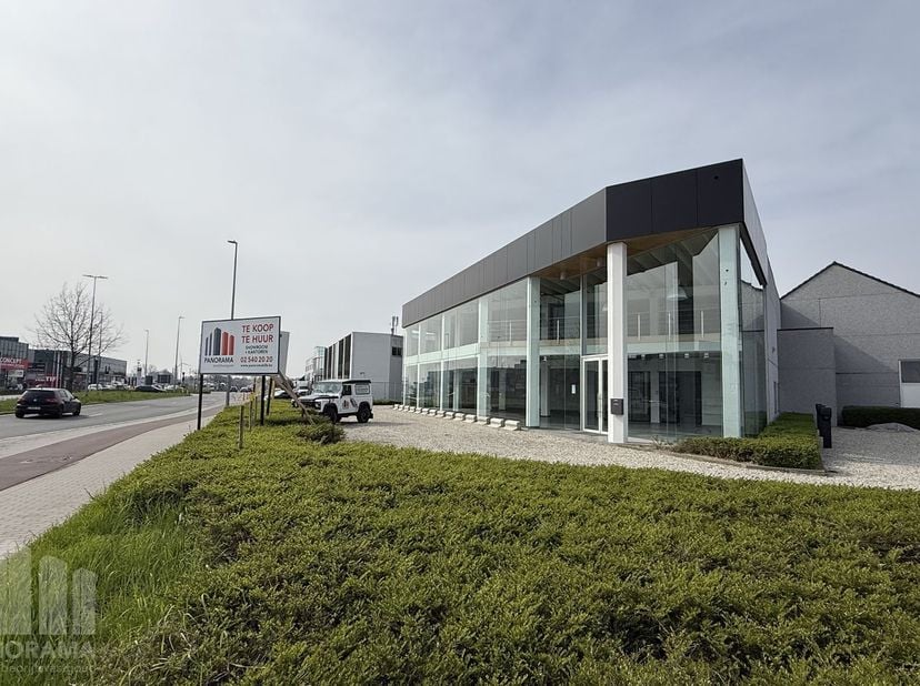 Veelzijdig en multifunctioneel bedrijfsgebouw te koop met showroom, opslagruimte en casco-ruimte (vergund als conciërgewoning) op een toplocatie in Si