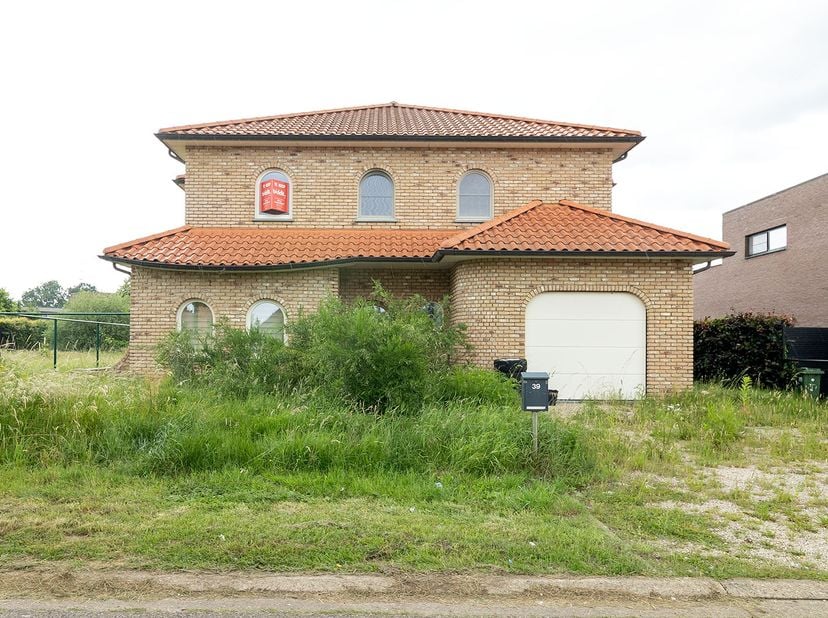 WONING OP TOPLOCATIE -<br />
Vrijstaande woning uit 2018, op een perceel van 693 m², dewelke instapklaar is met nog enkele afwerkingen.<br />
De wonin
