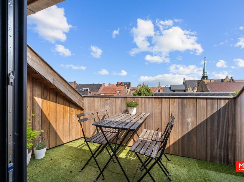 Op minder dan 100m van Vandepeereboomplein ofwel "De Leet" treffen we dit instapklaar appartement. Het bevindt zich op de tweede verdieping (geen lift