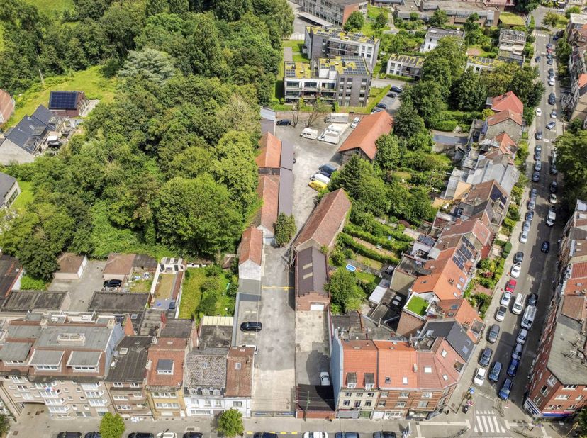 Situé sur la Gentsesteenweg à Sint-Agatha-Berchem, ce terrain de projet offre une opportunité intéressante pour les promoteurs immobiliers à la recher