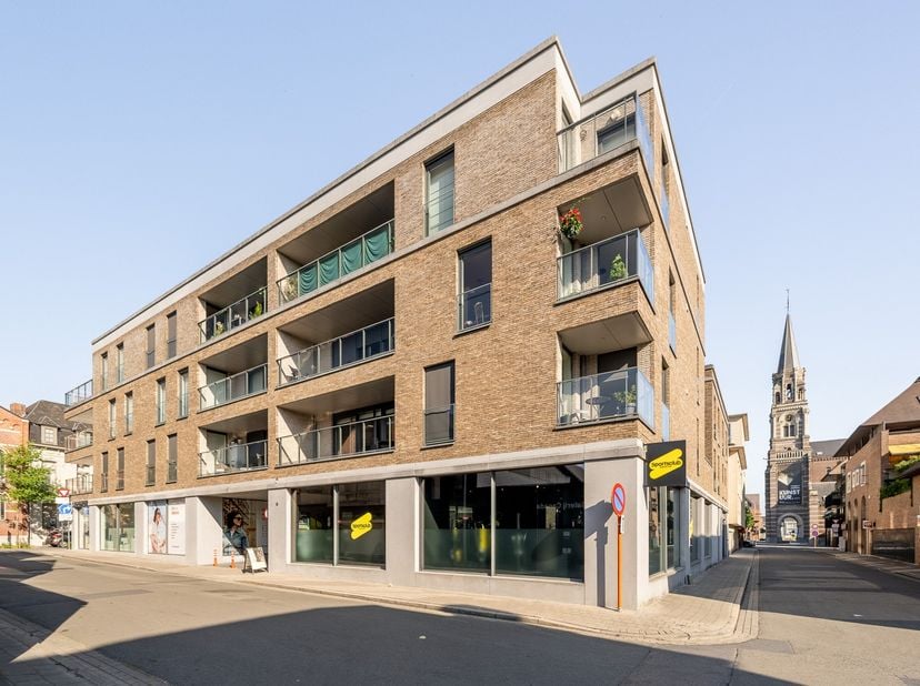 Centraal gelegen te Roeselare op een boogscheut van het de Coninckplein, het station en de winkelstraat vinden we dit recent appartement terug.<br />