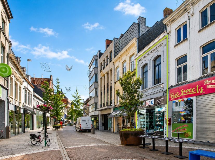 Bent u op zoek naar een winkelpand in het hart van Roeselare?<br />
Dit winkelpand aan de Ooststraat 106 biedt een unieke kans voor zowel investeerder