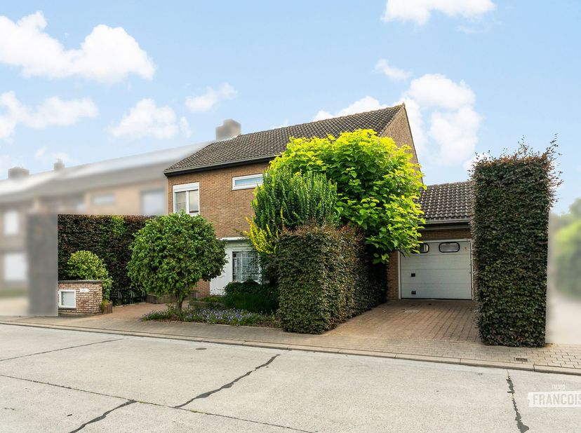 Bienvenue à Zonstraat 32 à Torhout !<br />
Située dans le quartier calme de Sint-Henricus, cette maison spacieuse et polyvalente offre de nombreuses p