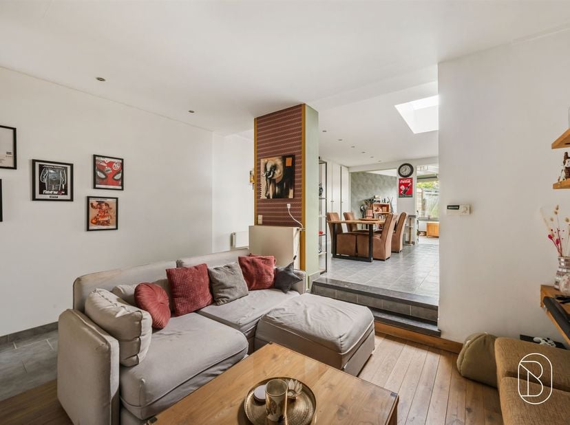 Te koop: Leuke gezinswoning met 3 slaapkamers in Ronse<br />
<br />
In Ronse bevindt zich deze goedgelegen leuke gezinswoning met 3 slaapkamers en t