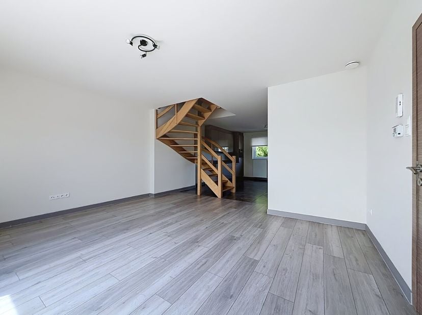 Op zoek naar een ruim, comfortabel en instapklaar appartement op een rustige locatie? Ontdek dit prachtige duplexappartement aan de Cooppalweg 46 in K