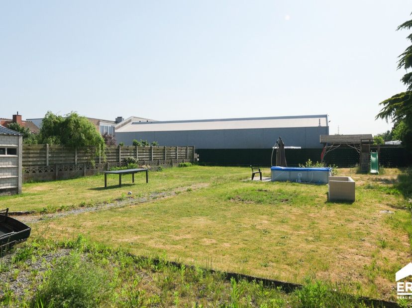 Bent u op zoek naar een woning die u volledig naar eigen smaak kunt afwerken? Dan biedt deze vrijstaande woning op een perceel van 8a12ca een uitsteke