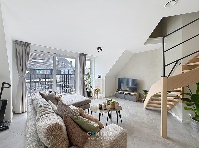 RECENT (°2022) centraal gelegen appartement met 2 slaapkamers en 2 badkamers, geschikt voor hoofdverblijf én als 2de verblijf!<br />
<br />
INDELING:<