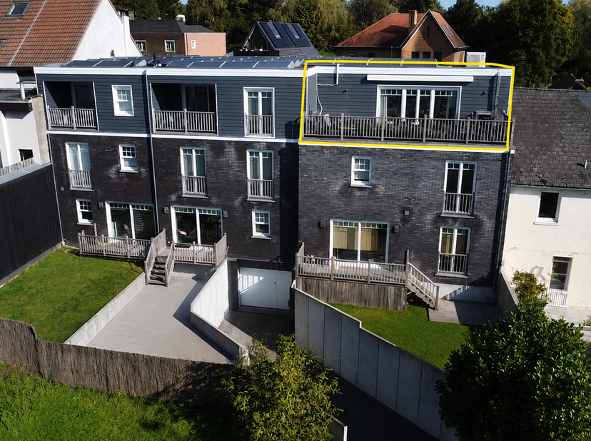 Unieke duplex gelegen op de tweede verdieping in het centrum van Overijse, nabij openbaar vervoer en lokale winkels.<br />
Deze penthouse is gelegen o
