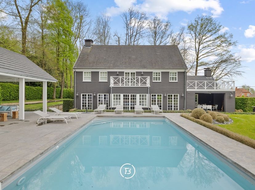 Deze charmante villa (Mi Casa) is gelegen op een perceel van 28 are in het gerenommeerde Bois de Strihoux. De nabijheid van Golf Club Enghien, het cen