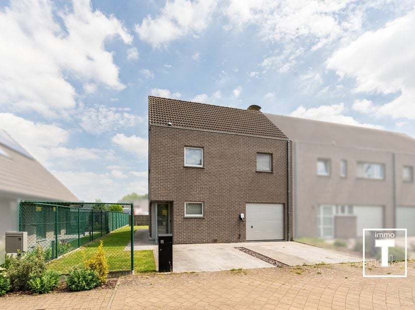 Op een aangename en tevens goed bereikbare locatie in Merelbeke bevindt zich deze verzorgde en lichtrijke halfopen bebouwing, waar comfort, ruimte en