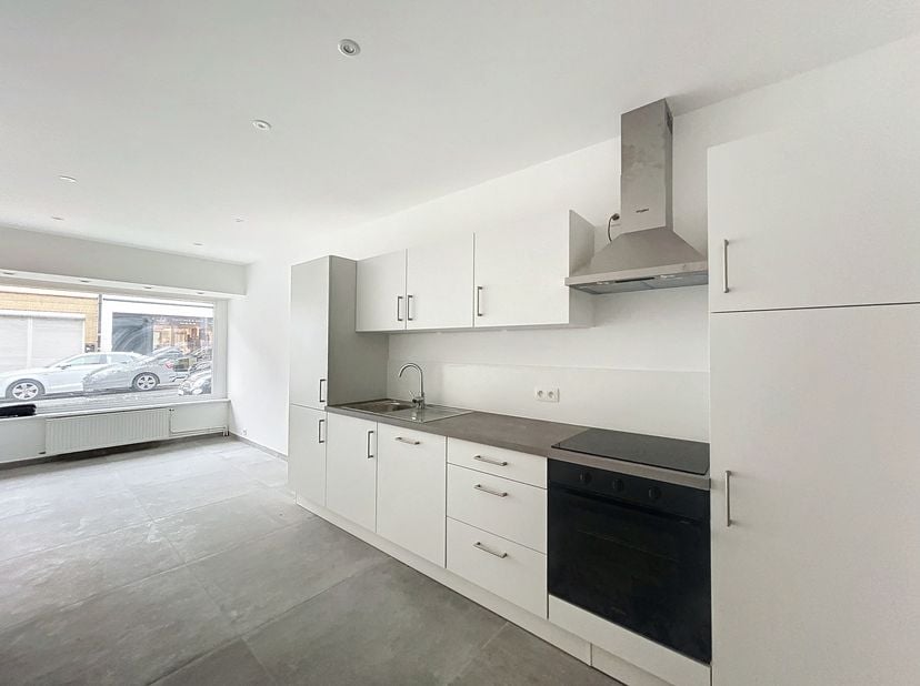 Bureau lumineux avec belle vitrine dans la rue du Christ,<br />
Cuisine équipée avec évier, four, taque, hotte, frigo et rangements,<br />
Sanitaire.<