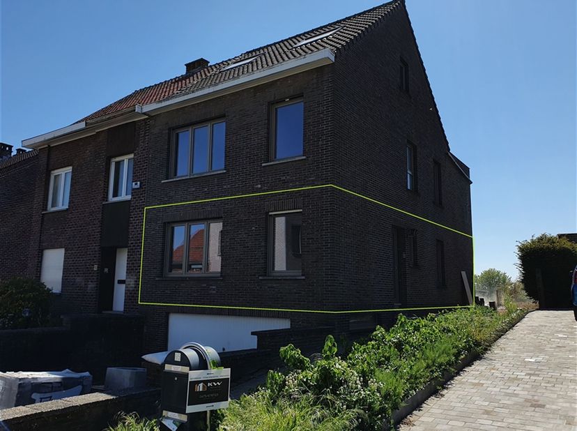 Gerenoveerd gelijkvloers appartement met tuin. <br />
Indeling :<br />
-1 : garage &amp; kelder .<br />
Gelijkvloers  : inkomhal, woonkamer  met ingeri