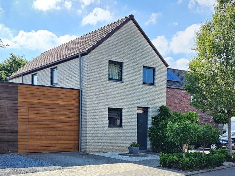 Op een uitstekende en centrale ligging in Bilzen,op slechts 5 minuten van het stadscentrum,bevindt zich deze verzorgde stedelijke eengezinswoning.Wink