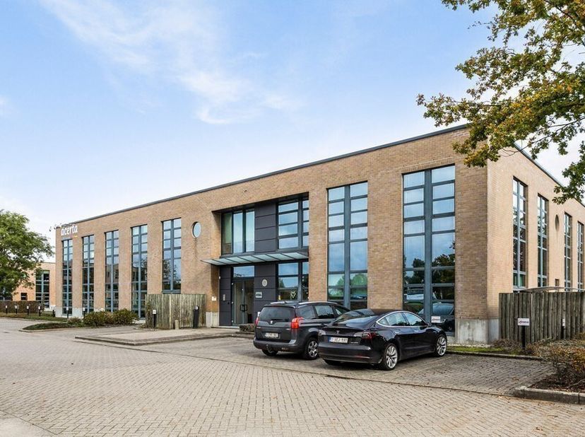 715m² kantoor (single-tenant gebouw A2: opsplitsbaar in 355m² op glv en 360m² op 1eV)<br />
Ligging: vlot bereikbaar via E19<br />
Specificaties: deel