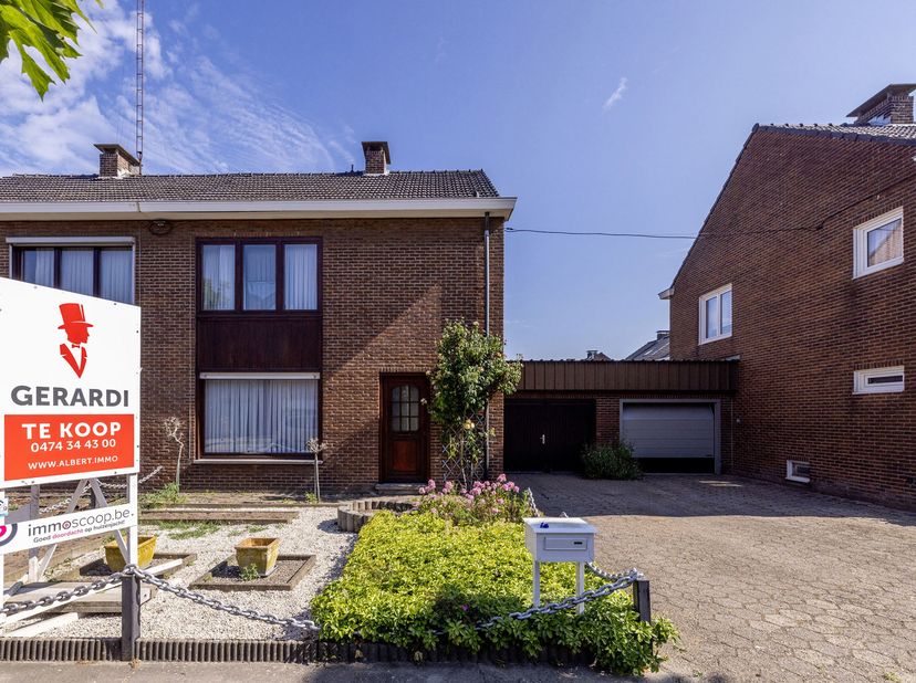 Ontdek deze halfopen bebouwing met verbonden garage aan de Kerkdreef 37 in Rijkevorsel. De woning is rustig gelegen in het gezellige Sint-Jozef Rijkev