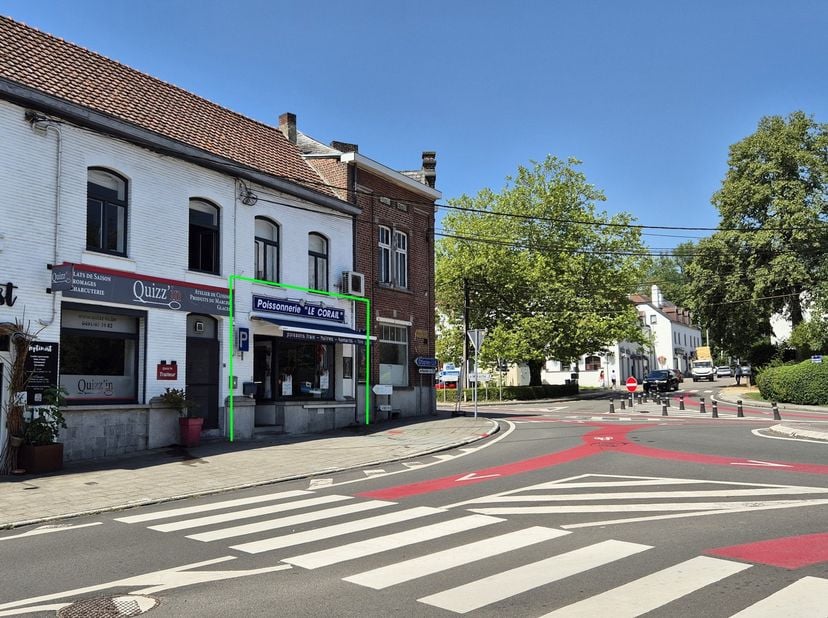Au cœur de Lasne, sur l'axe principal offrant une EXCELLENTE VISIBILITE, <br />
découvrez ce REZ COMMERCIAL de +/- 50 m², <br />
bénéficiant d'une bel
