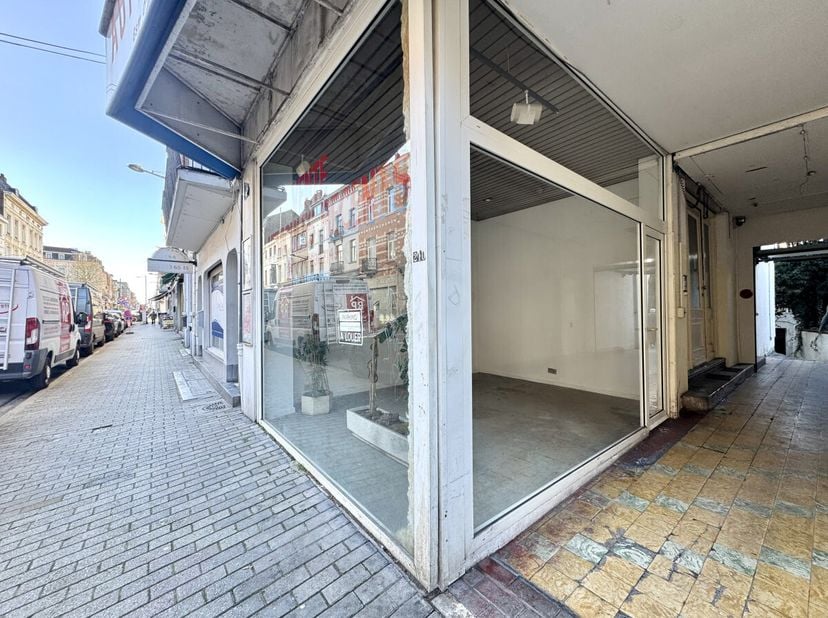 Deze commerciële benedenverdieping ligt aan de winkelstraat Vanderkindere, vlakbij de Brugmannlaan, en geniet een uitstekende zichtbaarheid. Het pand