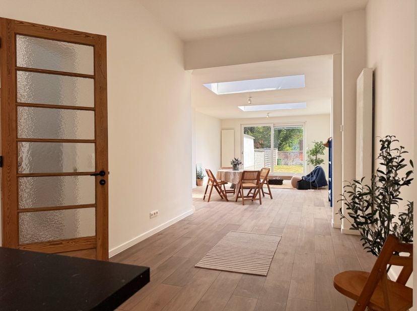 Dit prachtige huis aan de Oude Brusselseweg in Gentbrugge biedt een harmonieuze combinatie van comfort en stijl, perfect voor gezinnen en liefhebbers